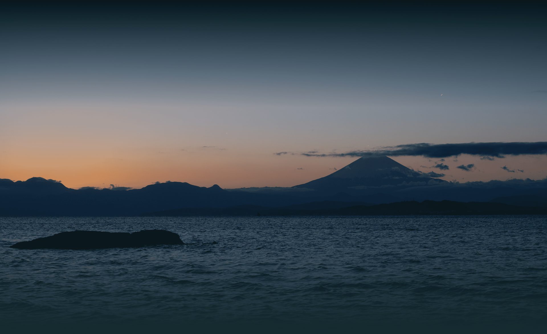 富士と海