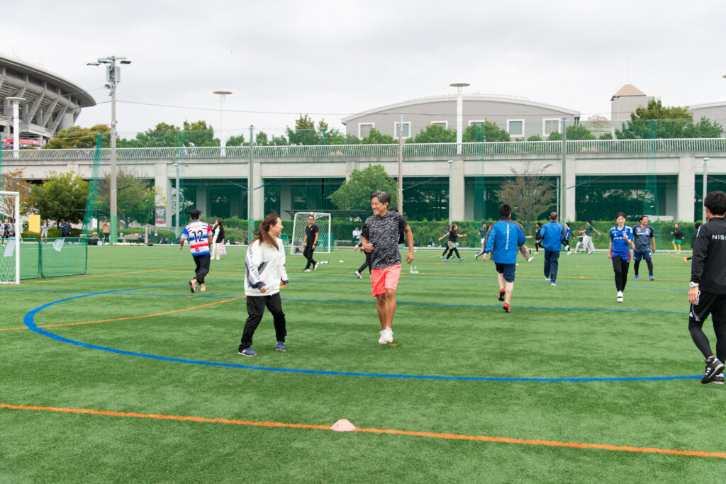 ウォーミングアップ中の社員たち