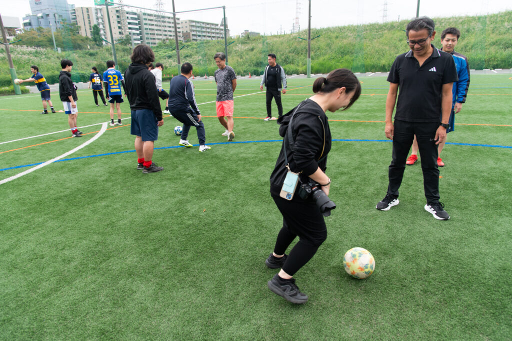 ウォーミングアップ中の社員たち2