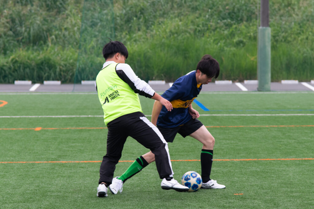 ディフェンスをする社員