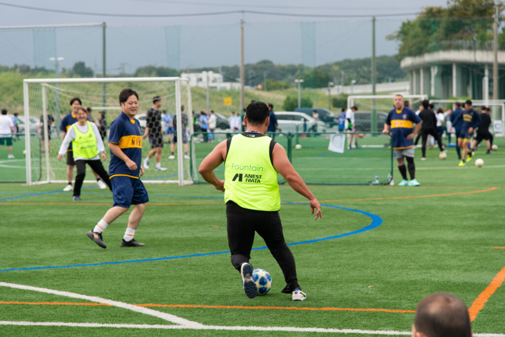 シュートする社員