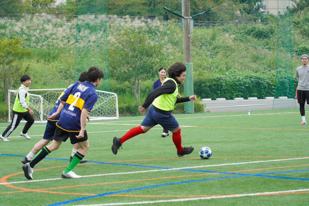 オフェンスをする社員