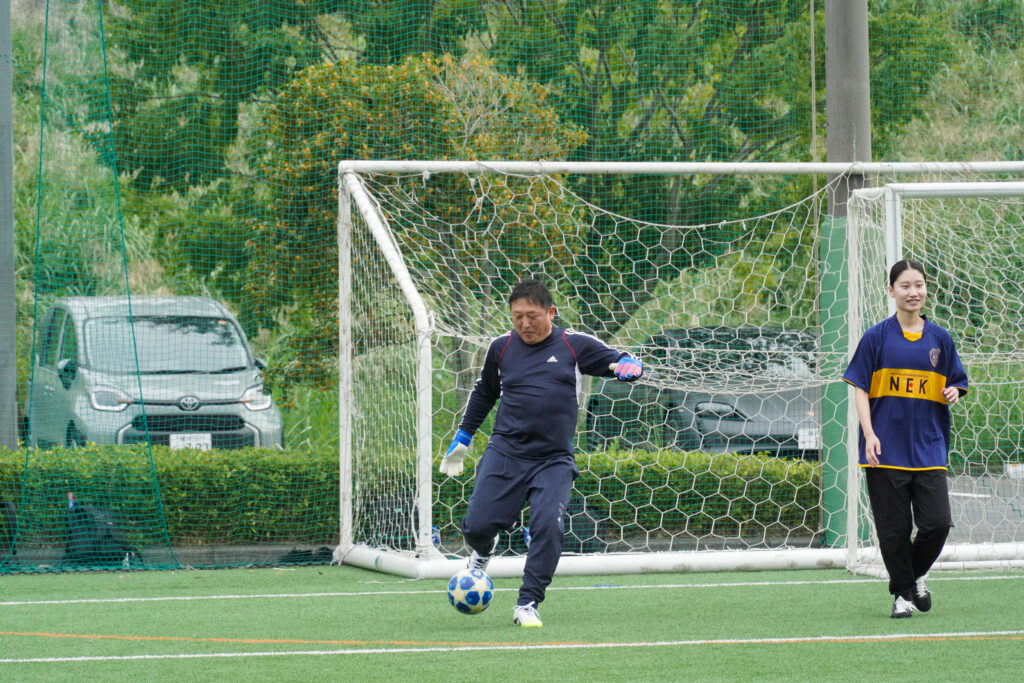 ゴールキックする社員1