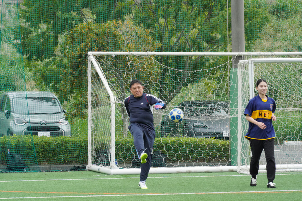 ゴールキックする社員2