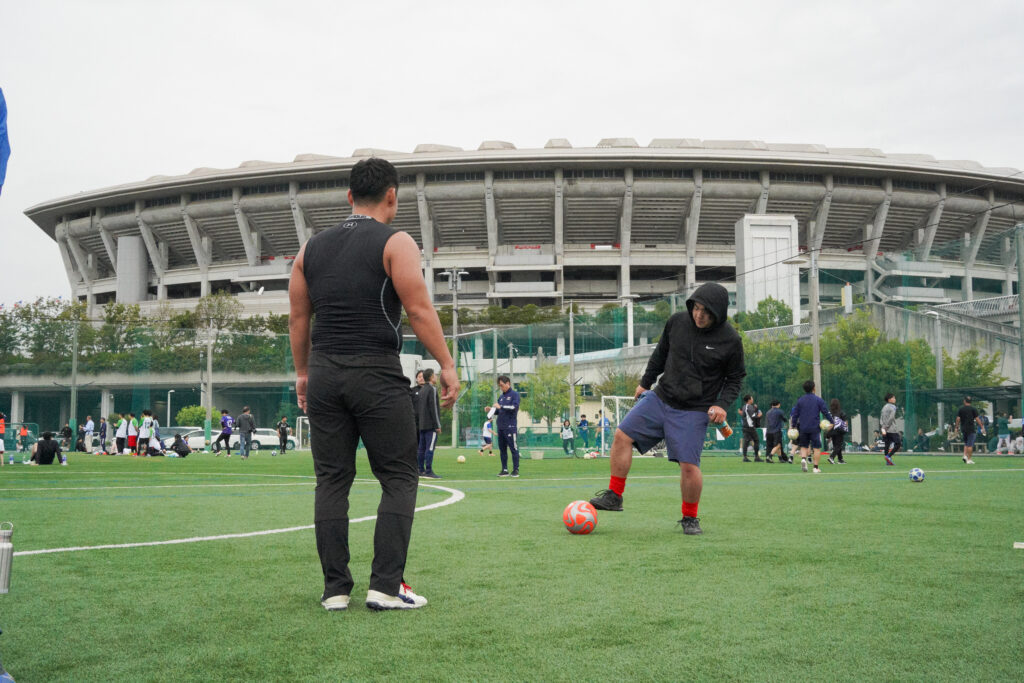 サッカーを行う社員たち