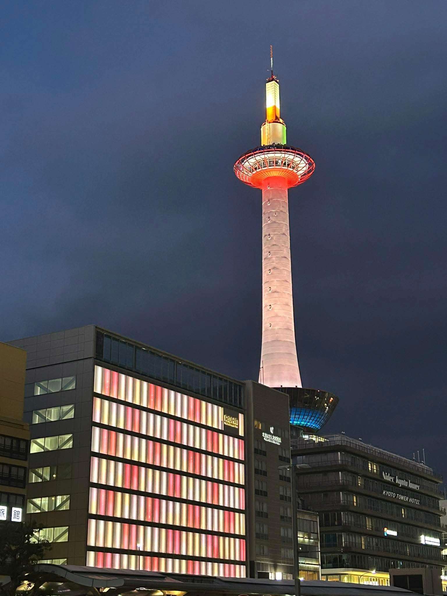 夜の京都タワー