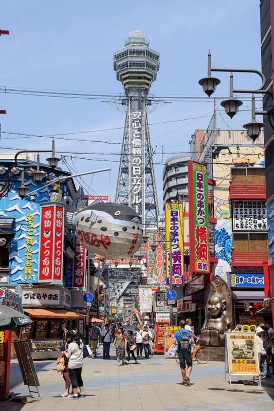 大阪・通天閣と新世界の街並み
