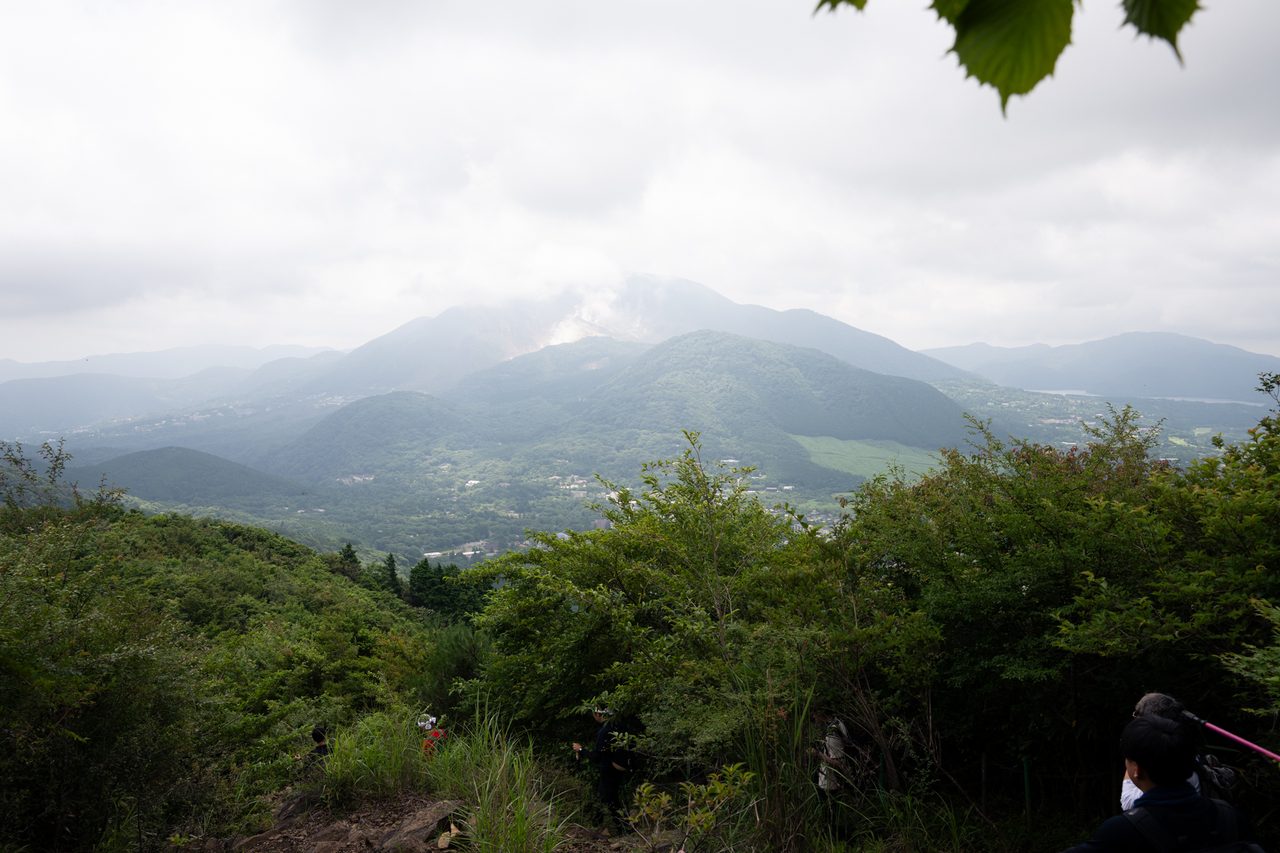 白煙が噴き出る大涌谷が見えます。