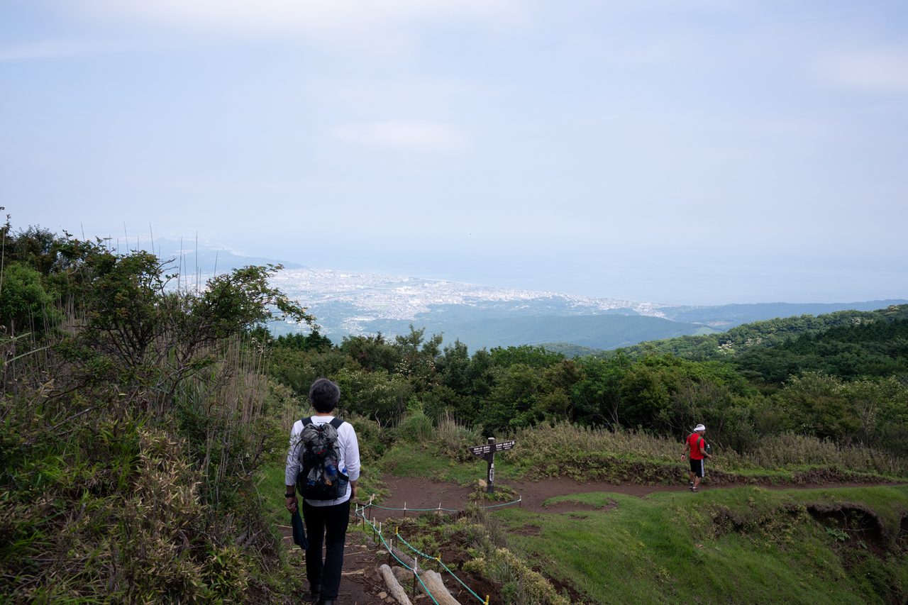 相模湾が見えます。遠くには江ノ島が!