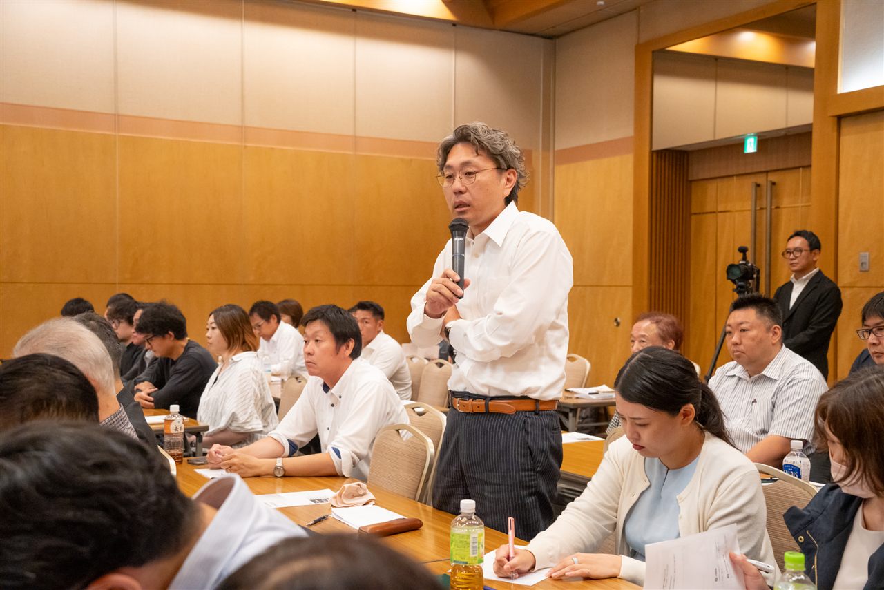 発表会で登壇する部門代表