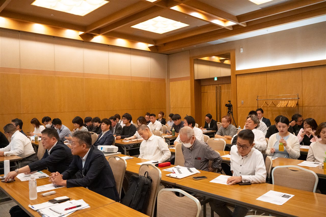 中期経営計画発表会に参加する従業員