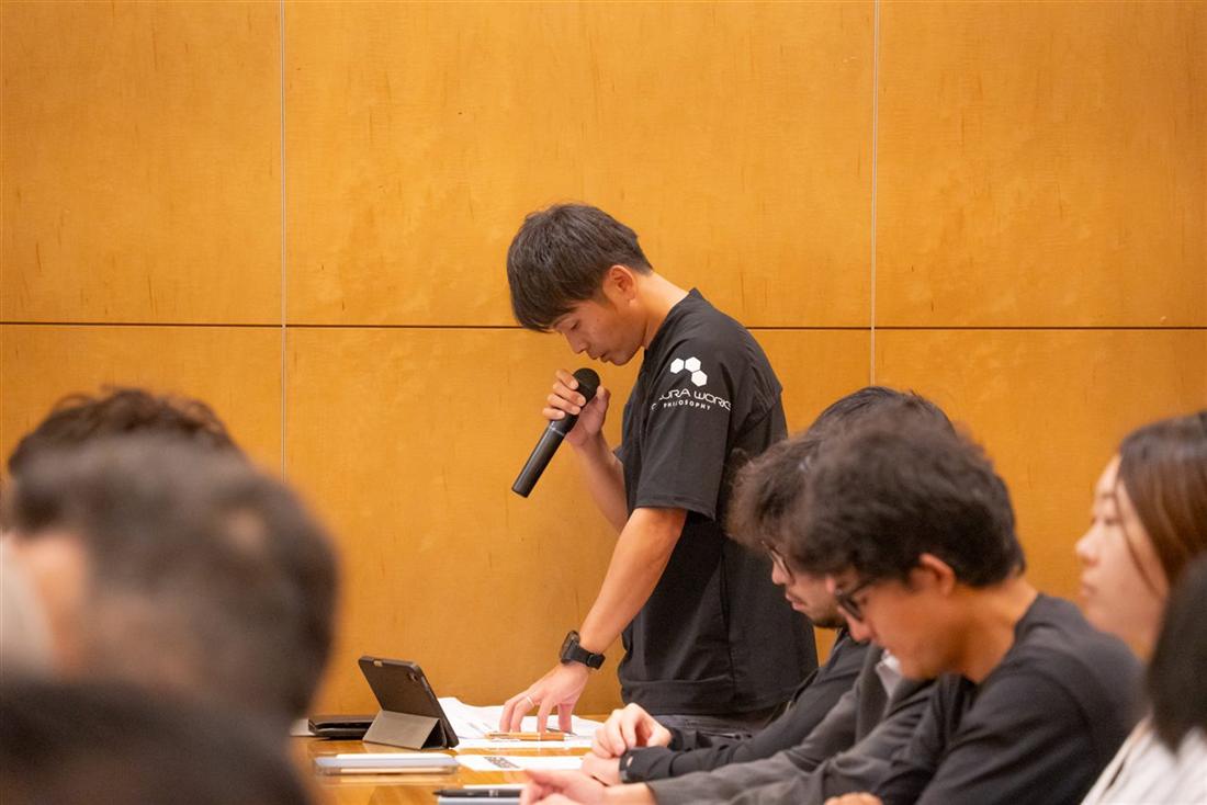 中期経営計画を聞く従業員