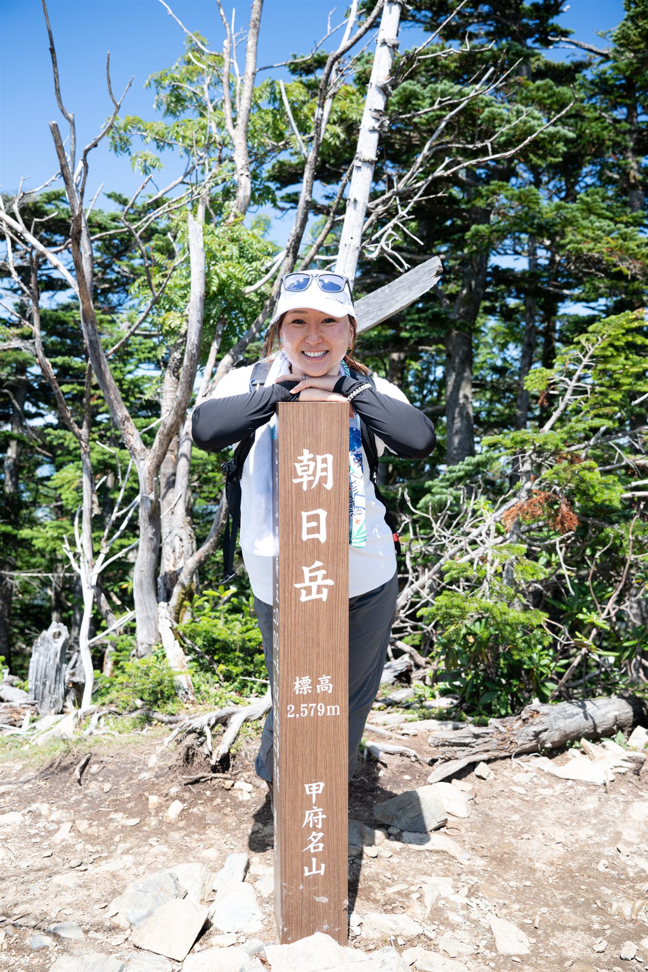 朝日岳の山頂に到着します。ここからは稜線歩きですが、一気に下がって登る過程。ちょっと大変です。