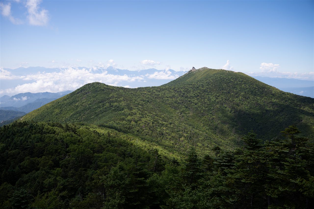 遠くに金峰山山頂。右の突起のような箇所が五丈岩です。